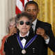 Bob Dylan (Nobel de Literatura) recibe la Medalla Presidencial de la Libertad de parte de Barack Obama (Nobel de la Paz). Imagen: AP